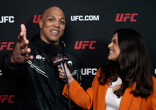 Marcos Rogério "Pezão" dá entrevista para a repórter Mayara Munhos nos bastidores do UFC 298. (Divulgação)