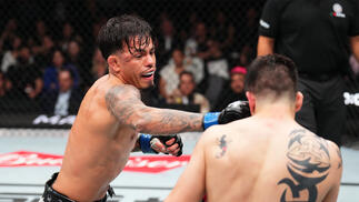 Brandon Royval golpeia Brandon Moreno no UFC México, em fevereiro de 2024 (Josh Hedges/Zuffa LLC)